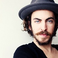 dennis-lloyd-592960-w200.jpg